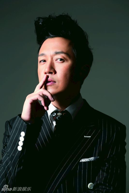 新浪娱乐讯 《蒙面歌王》从首期播出至今,"百变萌叔"潘粤明在舞台上