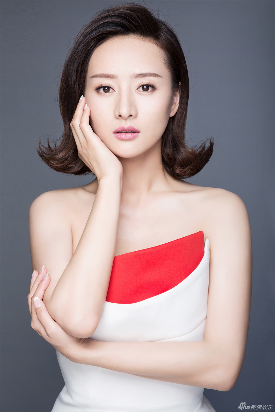 组图:王靖云写真小露香肩锁骨 一展温婉女人风_高清图集_新浪网