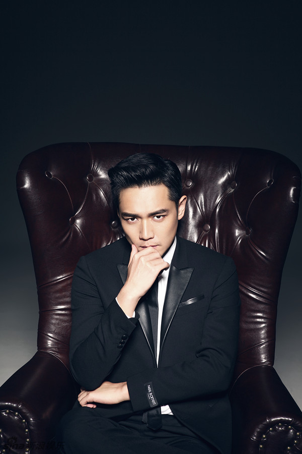 新浪娱乐讯 日前,演员霍政谚曝光一组冷色调写真,表情高冷眼神冷峻,给