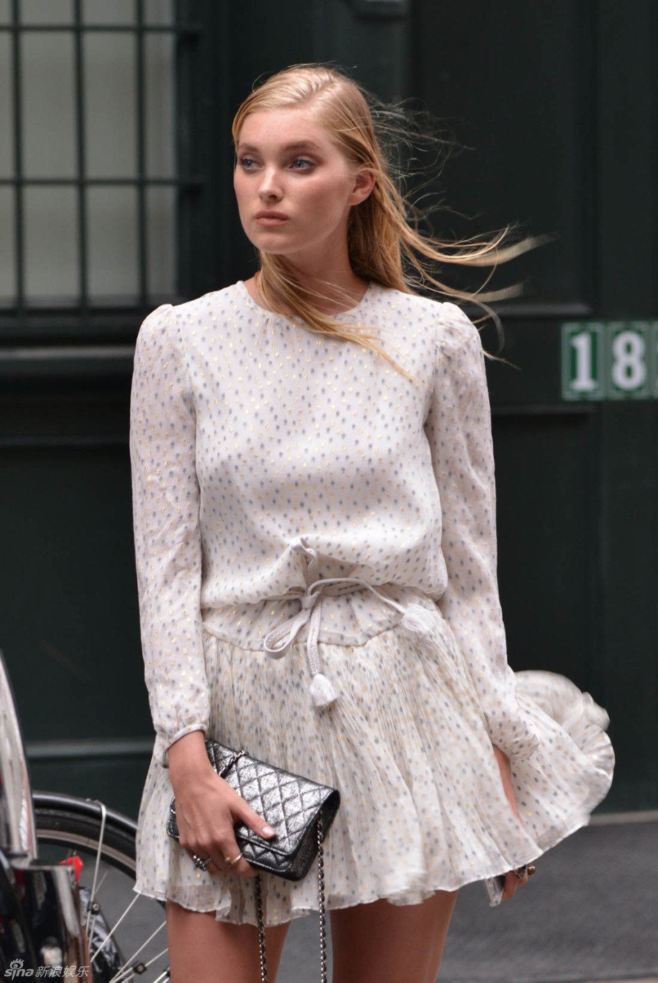 组图:维密天使艾尔莎短裙露美腿 秀发飘逸_高清图集_新浪网