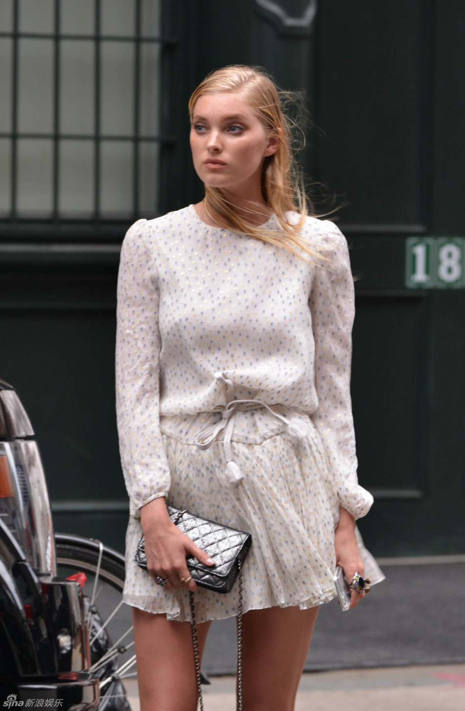 组图:维密天使艾尔莎短裙露美腿 秀发飘逸_高清图集_新浪网