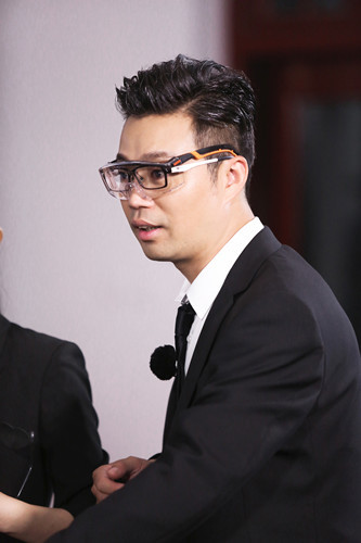 新浪娱乐讯 本期节目为护送极限电影节奖杯,王迅化身"谈判专家",面对