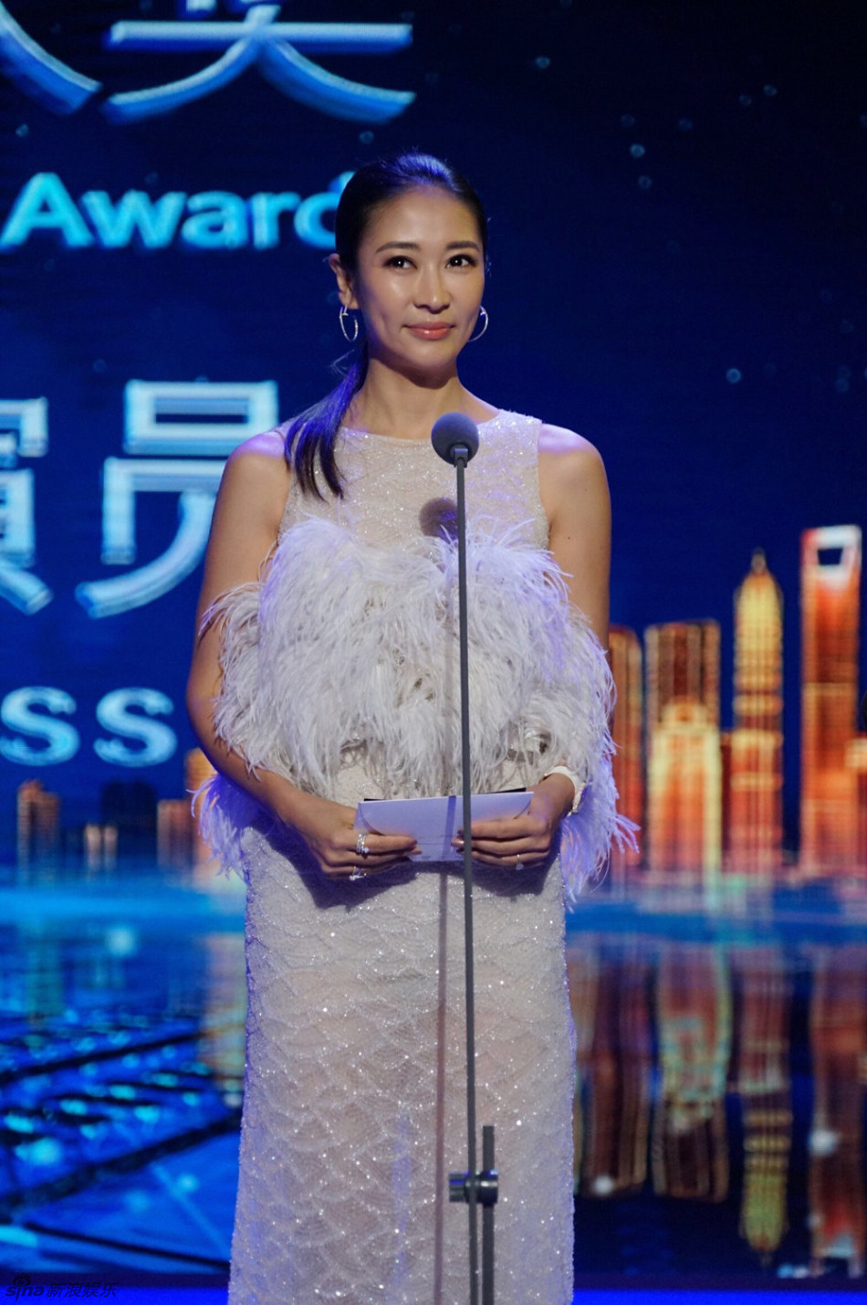 组图:梁静亮相颁奖典礼 别致优雅气场十足_高清图集_新浪网