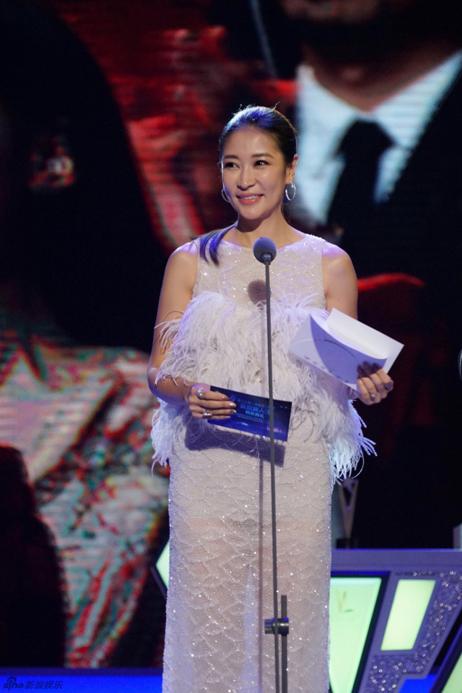 组图:梁静亮相颁奖典礼 别致优雅气场十足_高清图集_新浪网