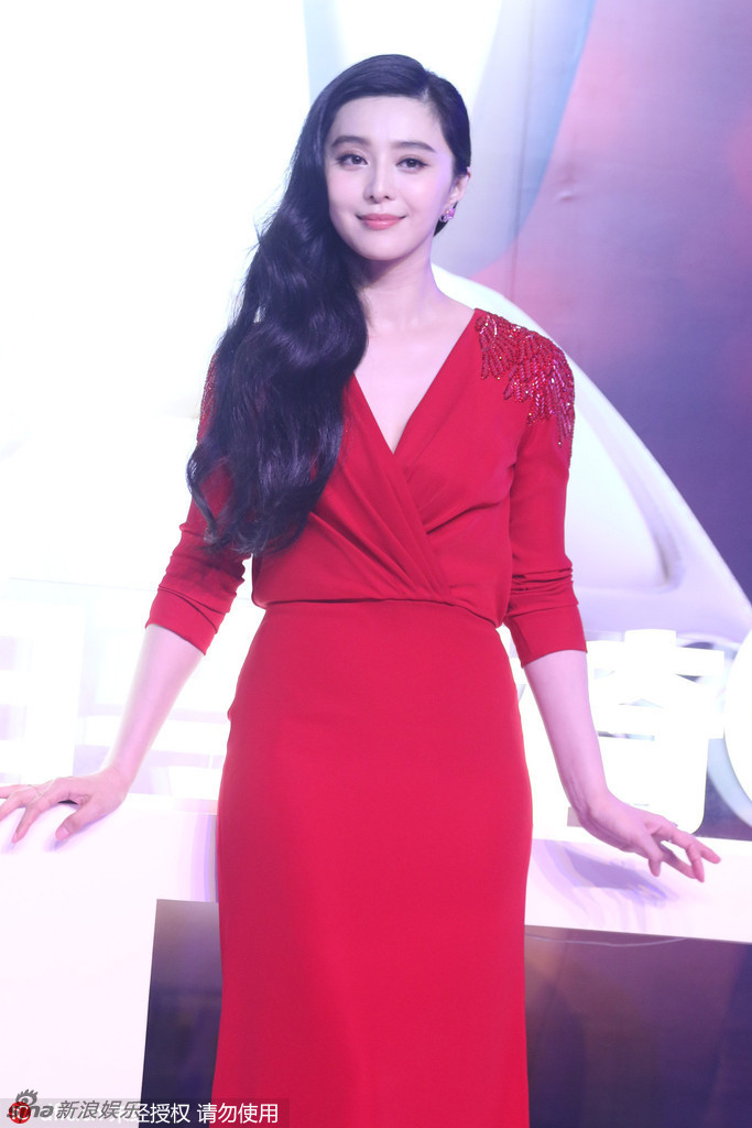 范冰冰红色v领裙性感 小腹微微隆起