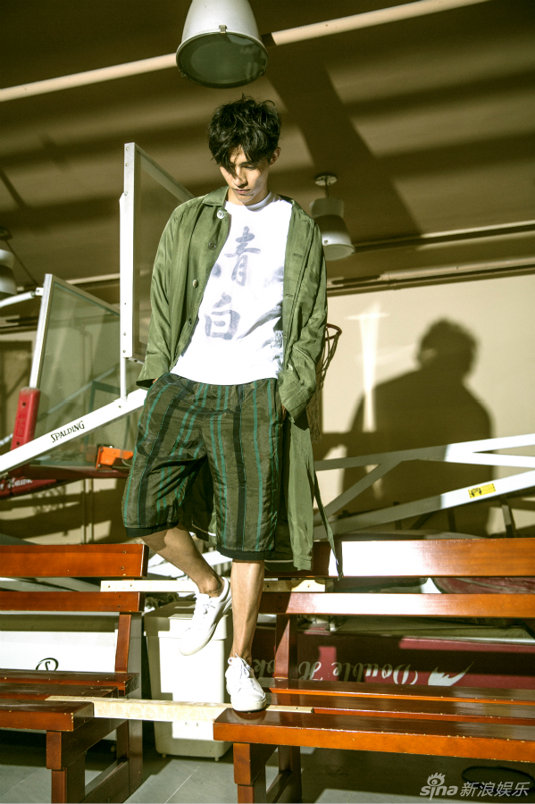 拥有优越身材和雕刻五官的李子峰绅士运动风双面亮相.