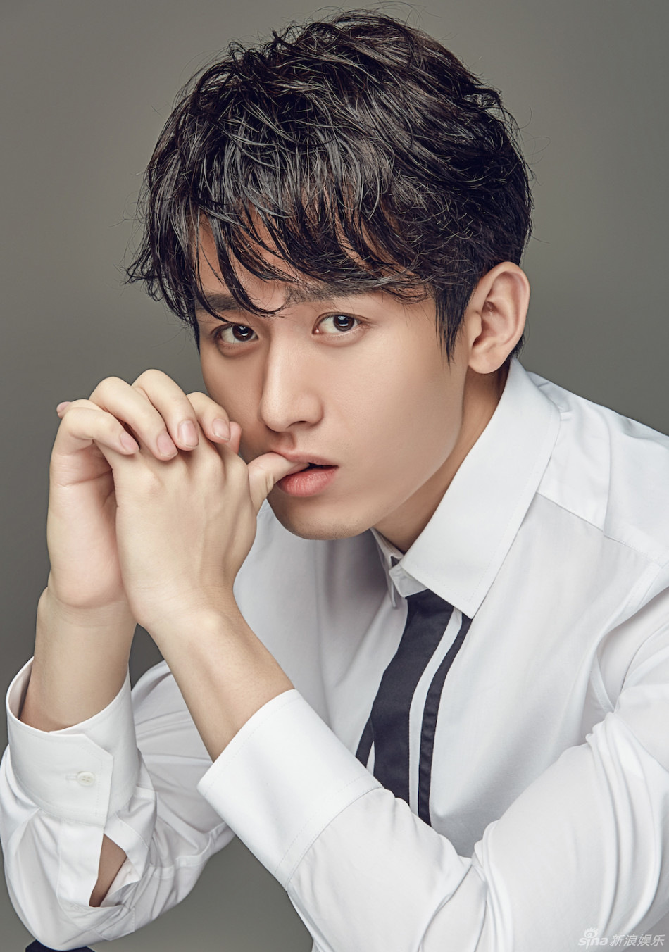 组图:成毅曝最新时尚写真 干净俊朗展清新气质_高清图集_新浪网