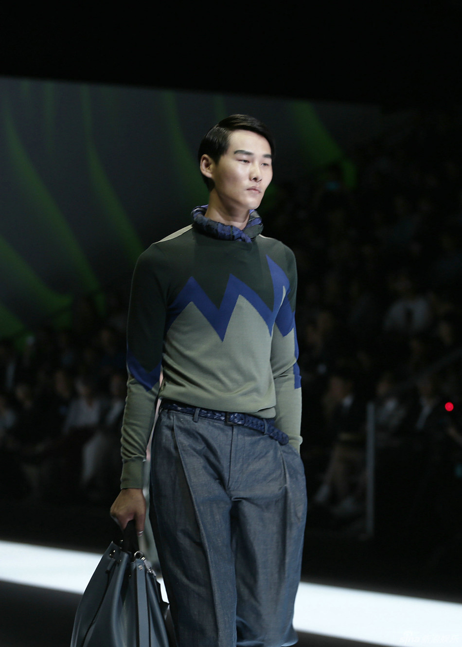 组图:超模李振再登大秀 长腿依旧演绎都市型男_高清图集_新浪网