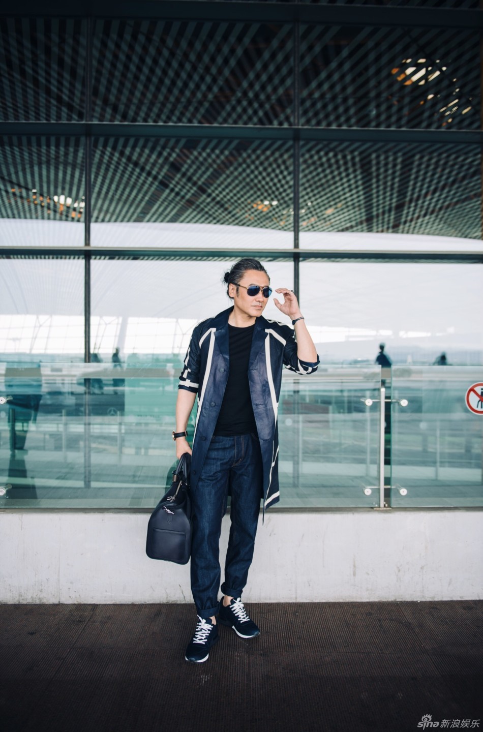 吴秀波启程巴黎男装周 尽展魅力大叔风范