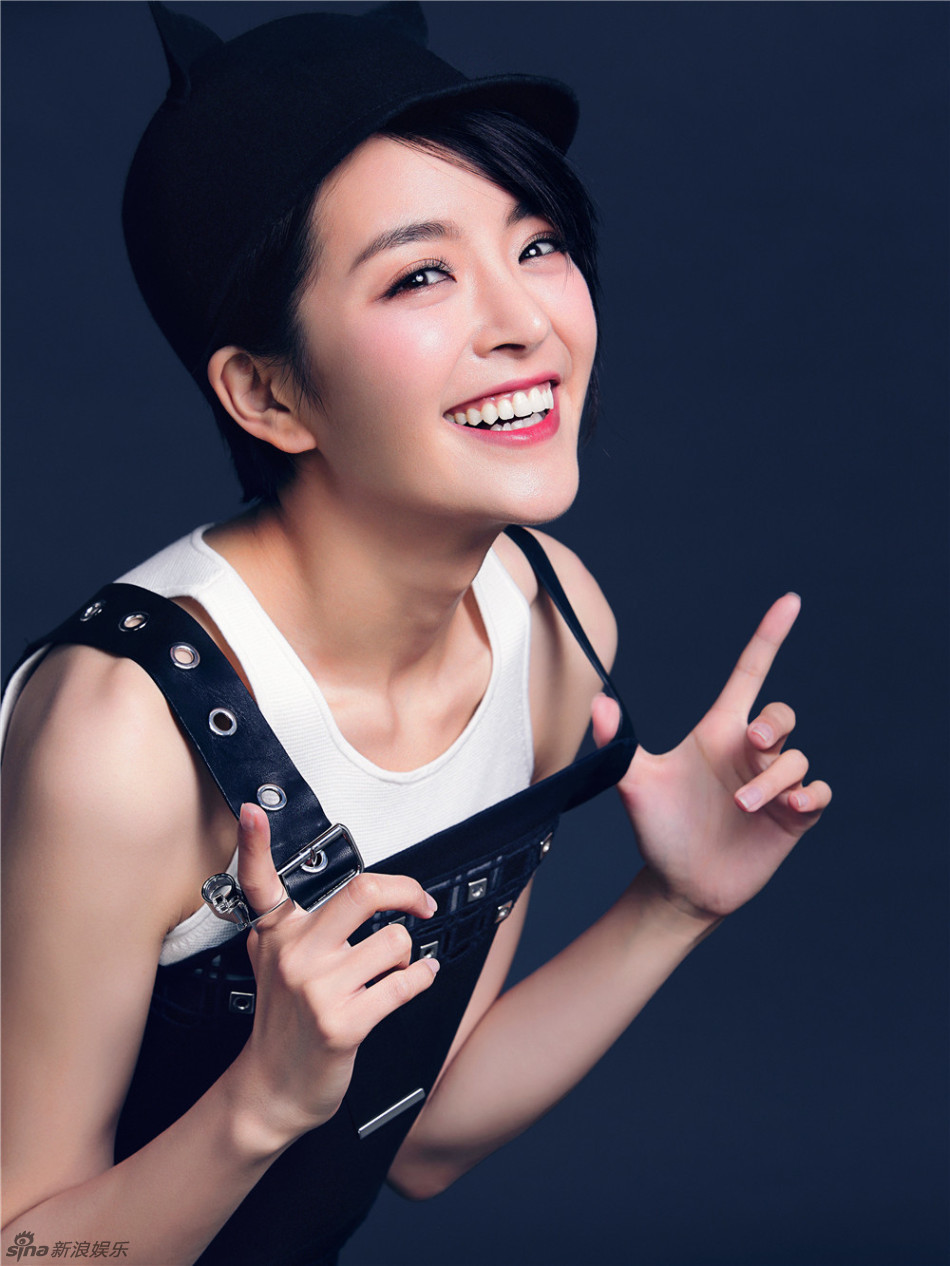 新浪娱乐讯 近日,种丹妮曝光一组写真,照片中,经典金属质感背带裙搭配