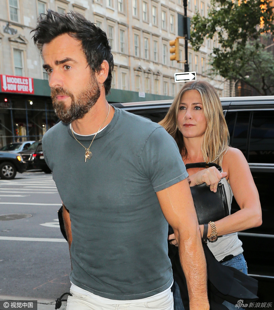 安妮斯顿紧跟老公