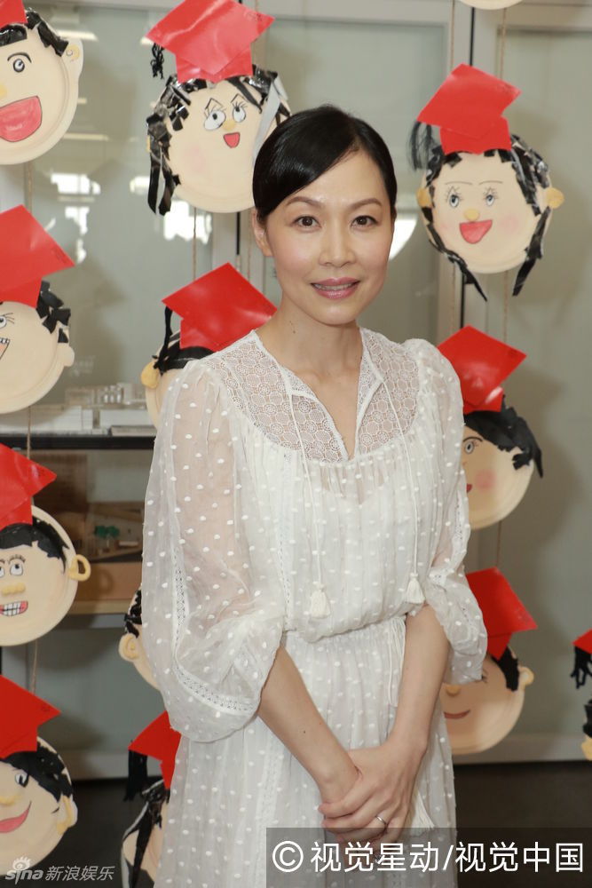 组图:彭羚为母校拍mv落泪 相夫教子不复出