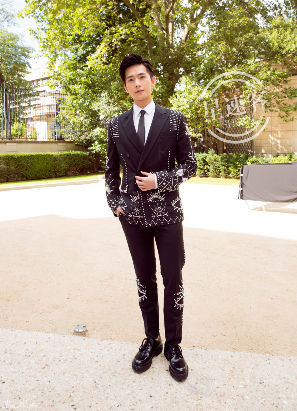 组图:杨洋出席巴黎时装周看秀 西装范帅气十足_高清图集_新浪网