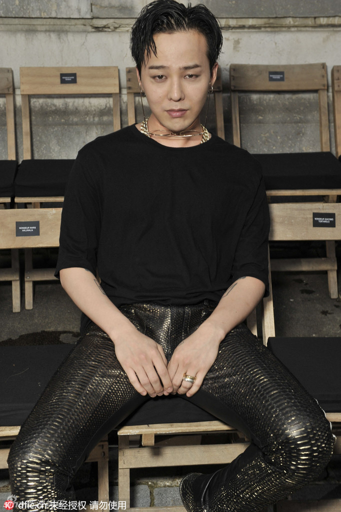 组图:权志龙巴黎看秀面容浮肿 挂金链纹身抢镜_高清图集_新浪网