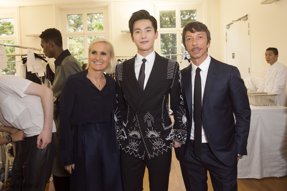 组图:杨洋珠绣西装亮相巴黎秀场头排 霸道撩人_高清图集_新浪网