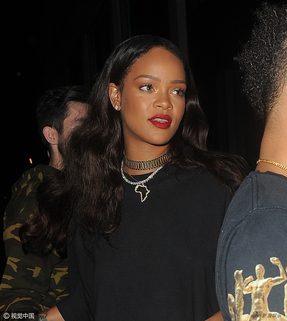 24 09:19:04 3 / 4 新浪娱乐讯 伦敦,当地时间6月24日,蕾哈娜(rihanna