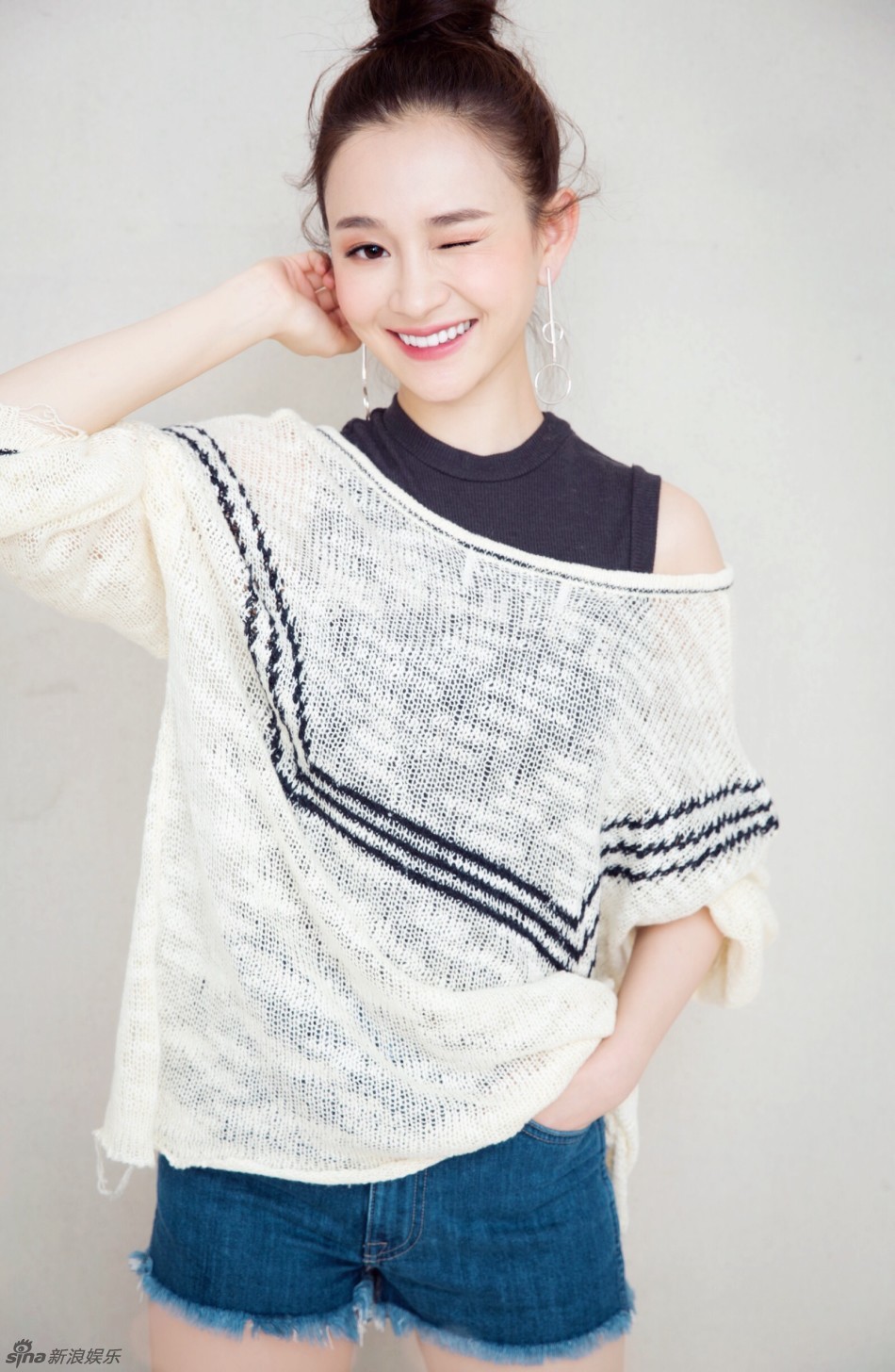 组图:陈昱霖最新俏皮写真 小露香肩搞怪卖萌_高清图集_新浪网