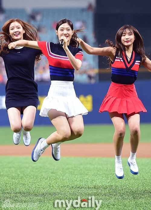 组图:美女捡棒球长腿细嫩 女团dia穿短裙热舞_高清图集_新浪网