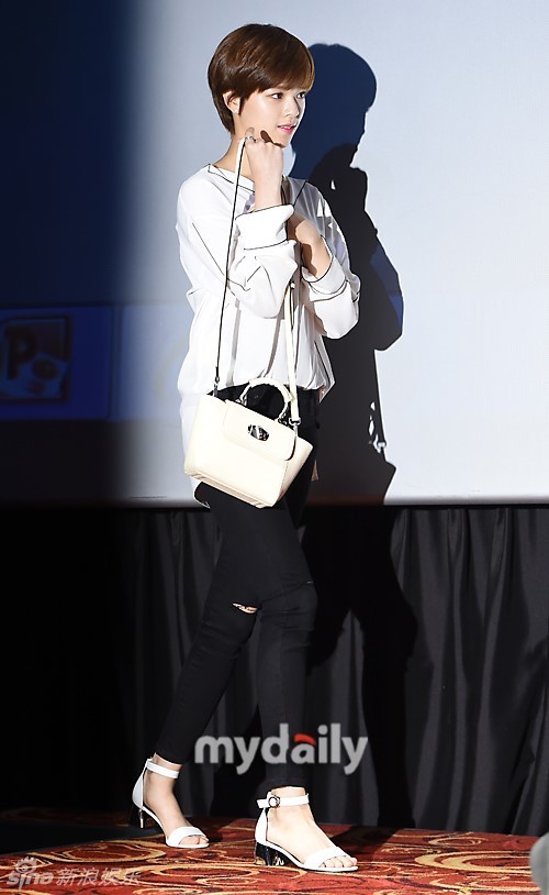 twice周子瑜用毛巾遮腿_新浪图片