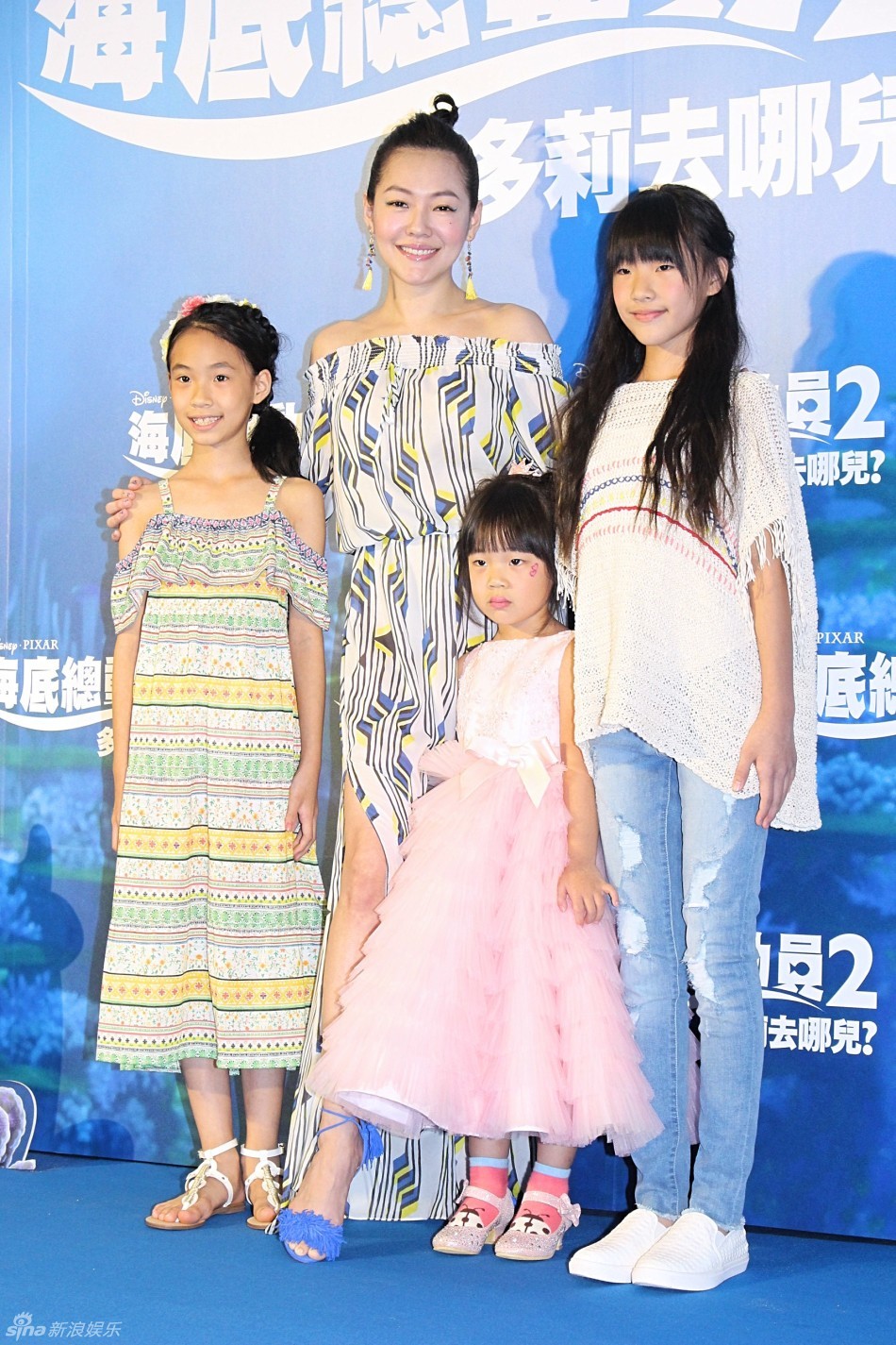 组图:小s携三个女儿齐亮相 老大超像妈妈_高清图集_新浪网