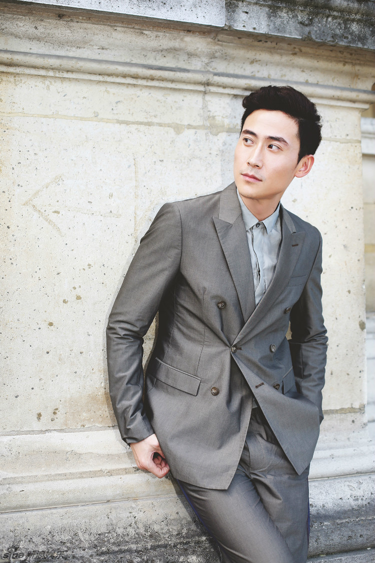 1 / 7 新浪娱乐讯 近日,演员刘立曝光一组在巴黎拍摄的帅气写真.