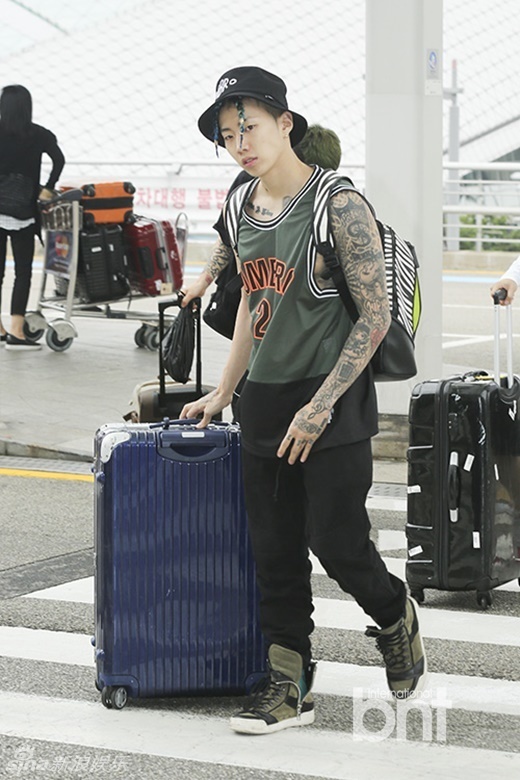 韩星朴宰范嘻哈露花臂_新浪图片