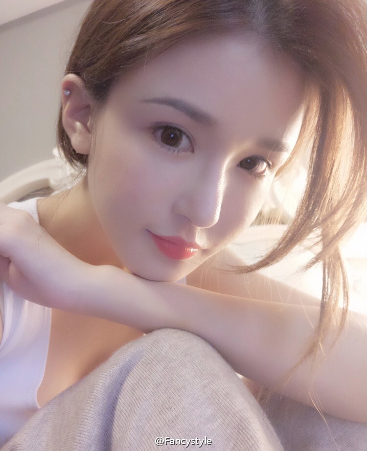 组图:网红fancy与狗同床 俯卧自拍秀精致美乳_高清图集_新浪网