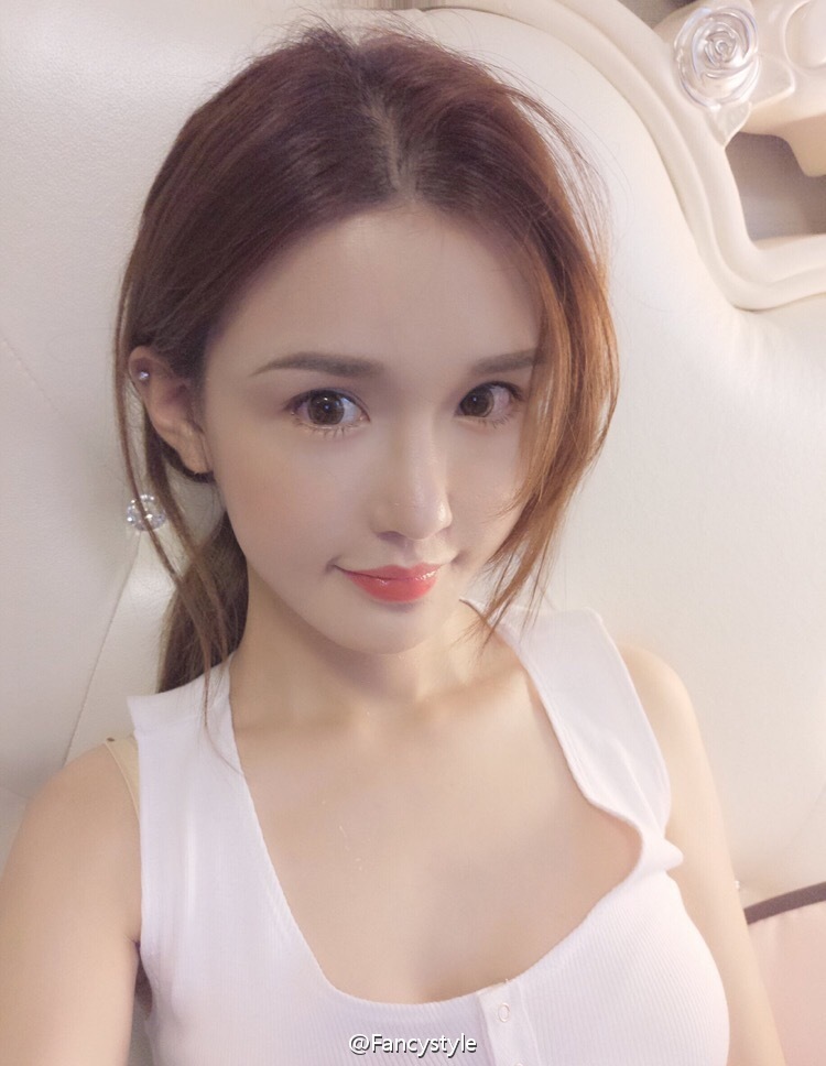 组图:网红fancy与狗同床 俯卧自拍秀精致美乳_高清图集_新浪网