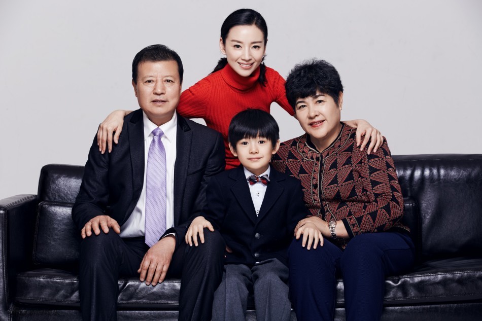 组图:董洁披婚纱携爸妈拍全家福 顶顶调皮搞怪_高清图集_新浪网