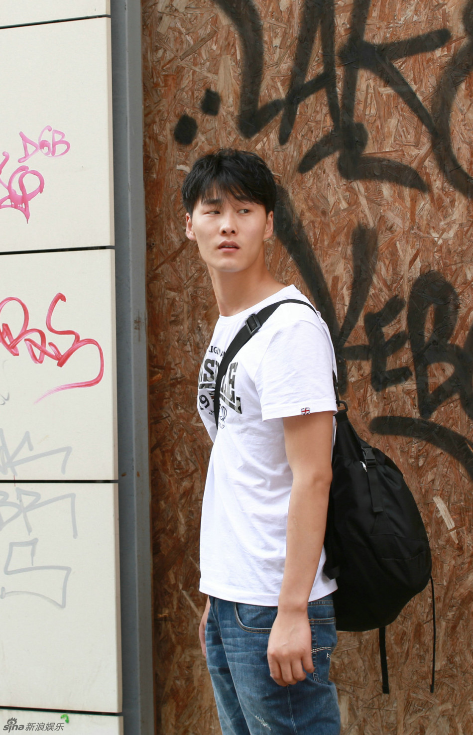 组图:李振写真照曝光 活力无限回归阳光男孩_高清图集_新浪网