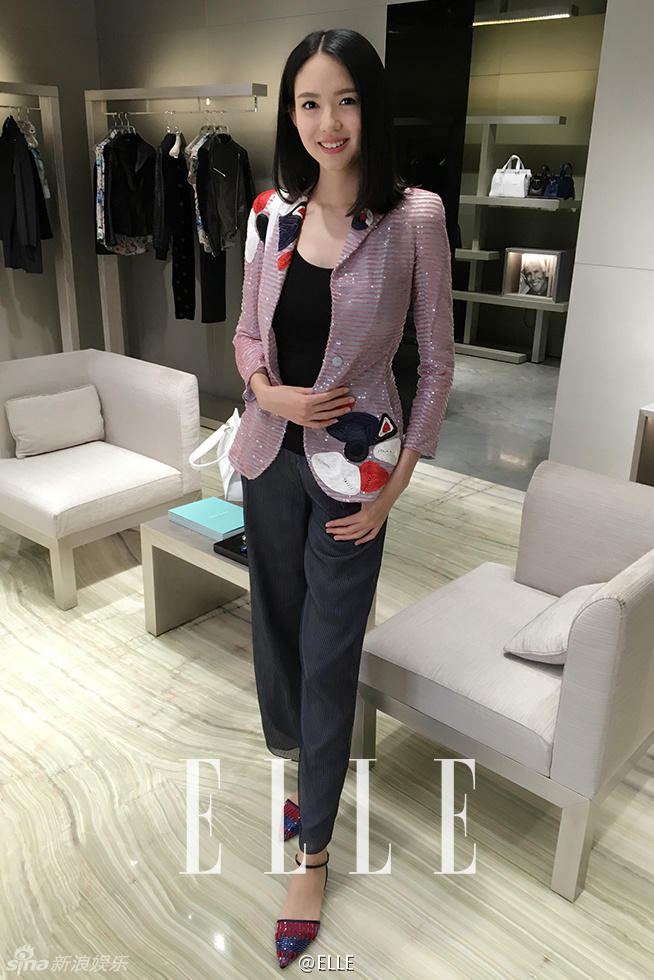 02:23 4 / 4 新浪娱乐讯 7月4日,有微博晒出一组张梓琳美图,长腿女神