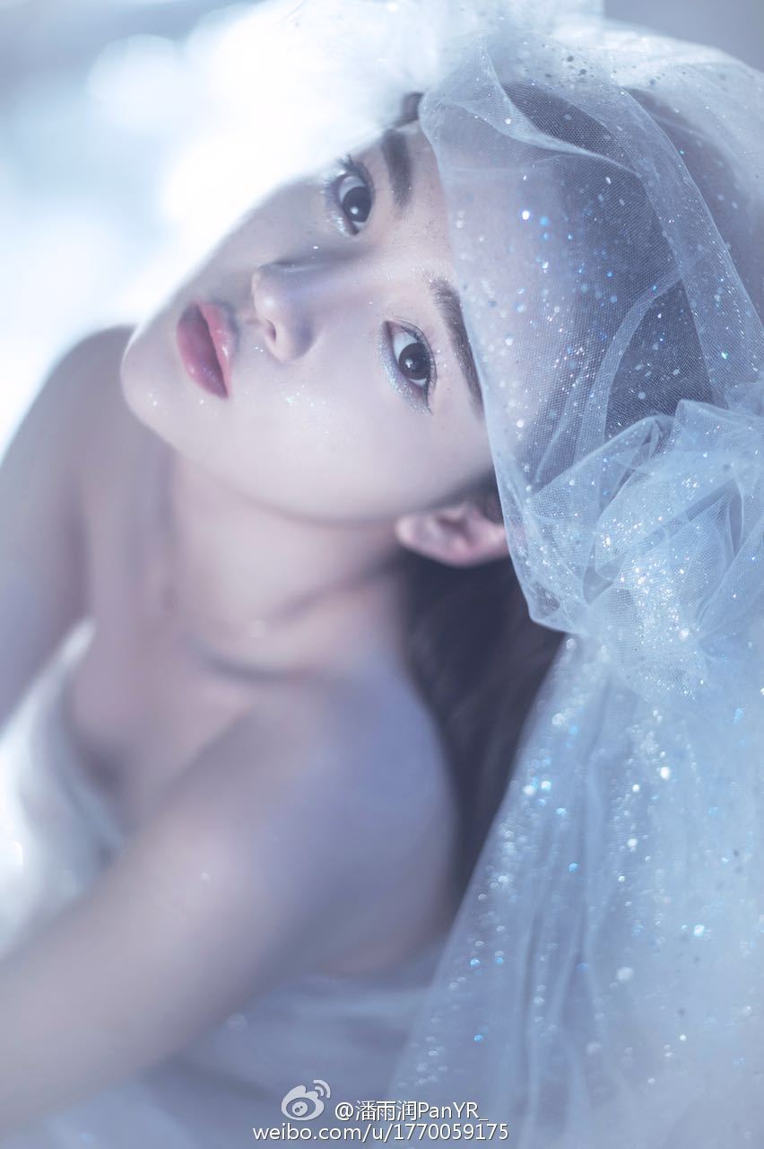 组图:网红潘雨润冷艳写真 薄纱缠胸秀性感蛮腰