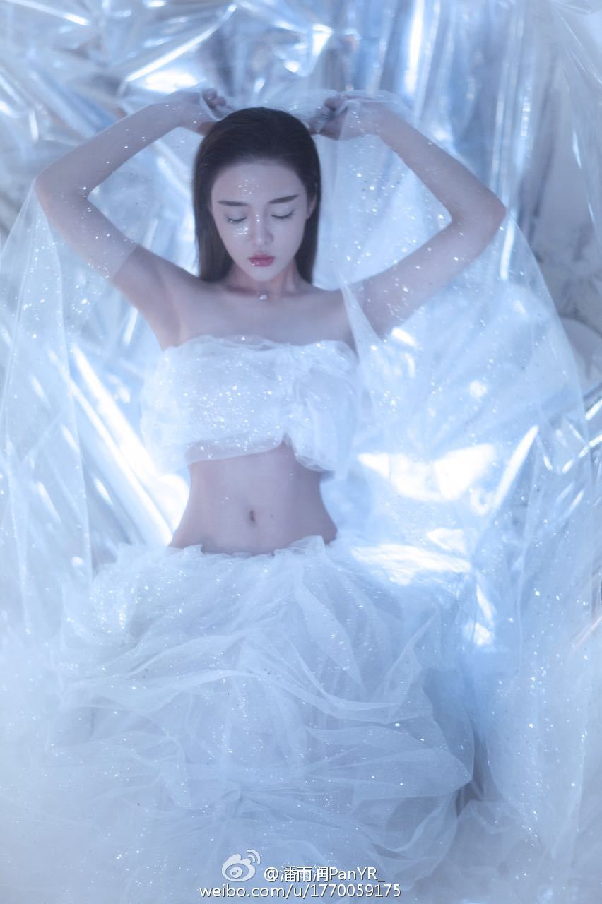 组图:网红潘雨润冷艳写真 薄纱缠胸秀性感蛮腰
