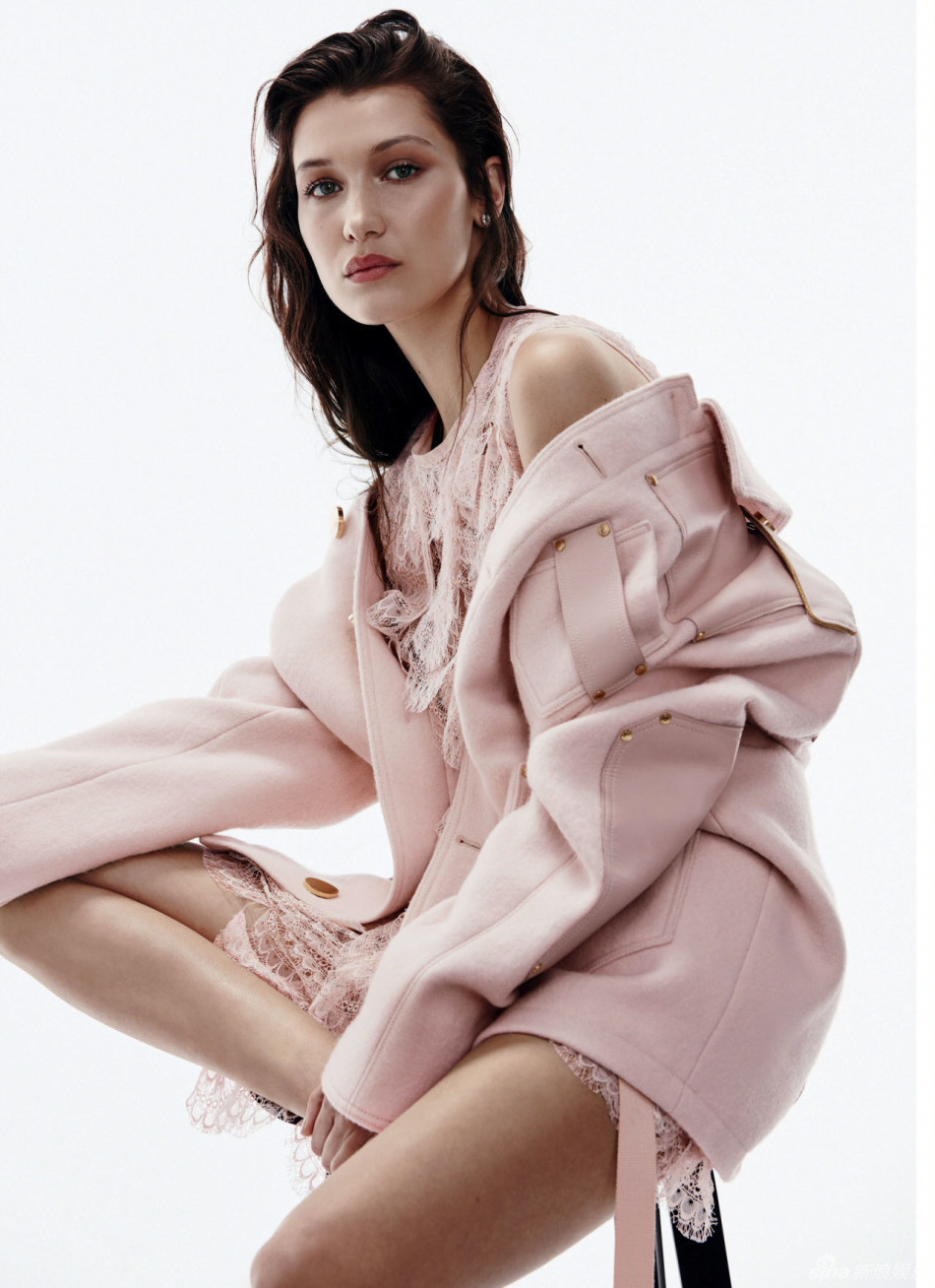 组图:嫩模贝拉-哈迪德深v秀酥胸 禁欲脸显高冷_高清图集_新浪网