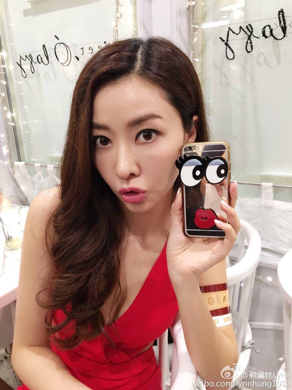 熊黛林身穿深v开胸红裙
