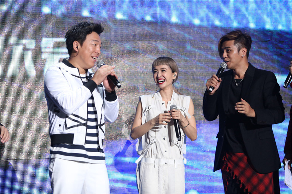 蔡依林 1/16 查看原图图集模式 新浪娱乐讯 极挑晚会现场张艺兴将接受