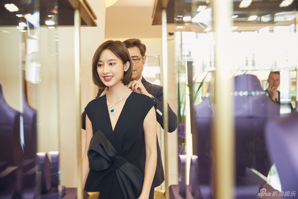张俪出席时尚活动 珠宝映衬尽显优雅气质