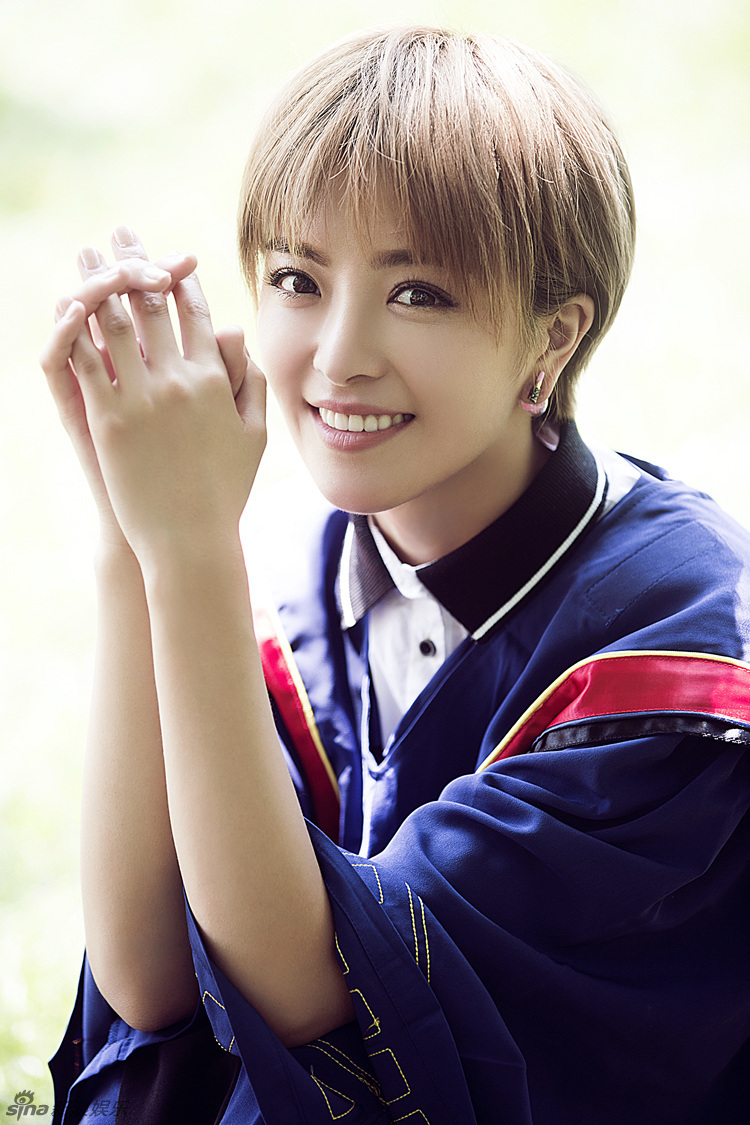 组图:实力小花种丹妮毕业 身穿学士服清纯可人_高清图集_新浪网