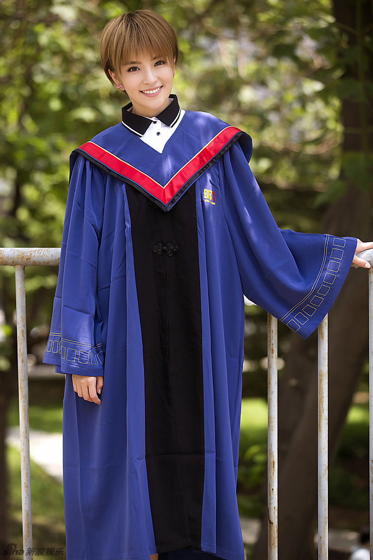 组图:实力小花种丹妮毕业 身穿学士服清纯可人_高清图集_新浪网