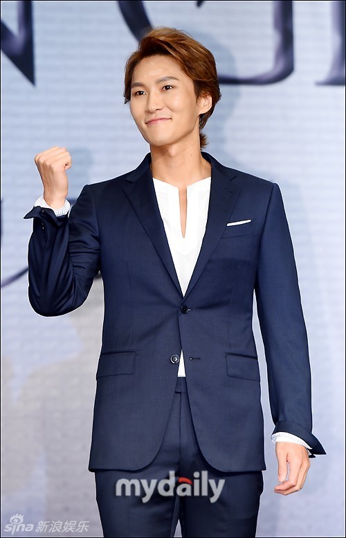 组图:金俊秀不理朴有天事件 金发挥手气色好_高清图集_新浪网