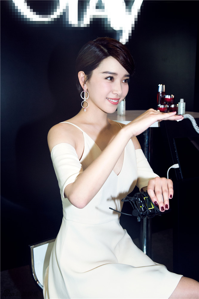 阚清子露肩连衣裙出席品牌活动