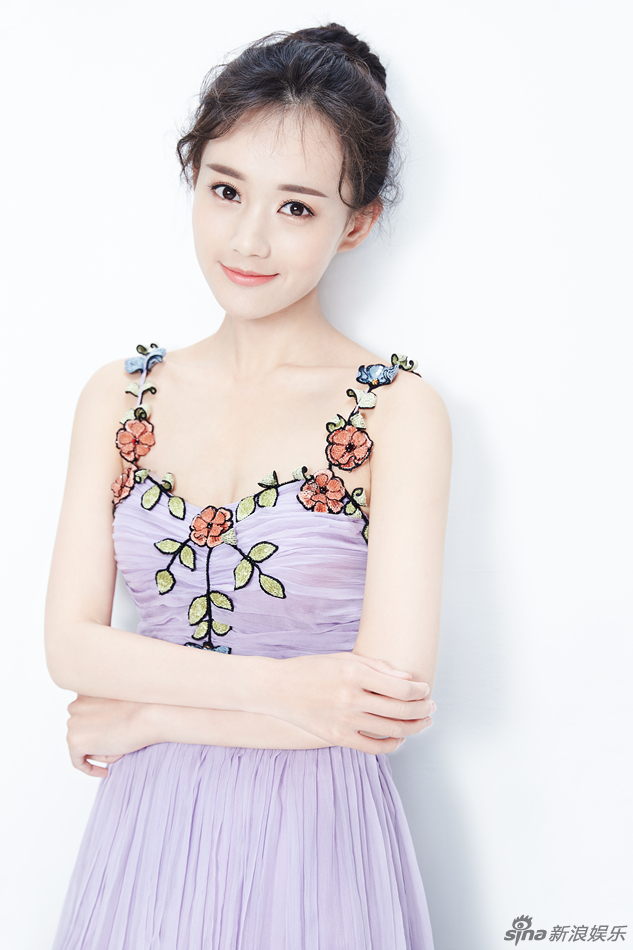 李一桐曝最新写真 紫色长裙露锁骨仙气足