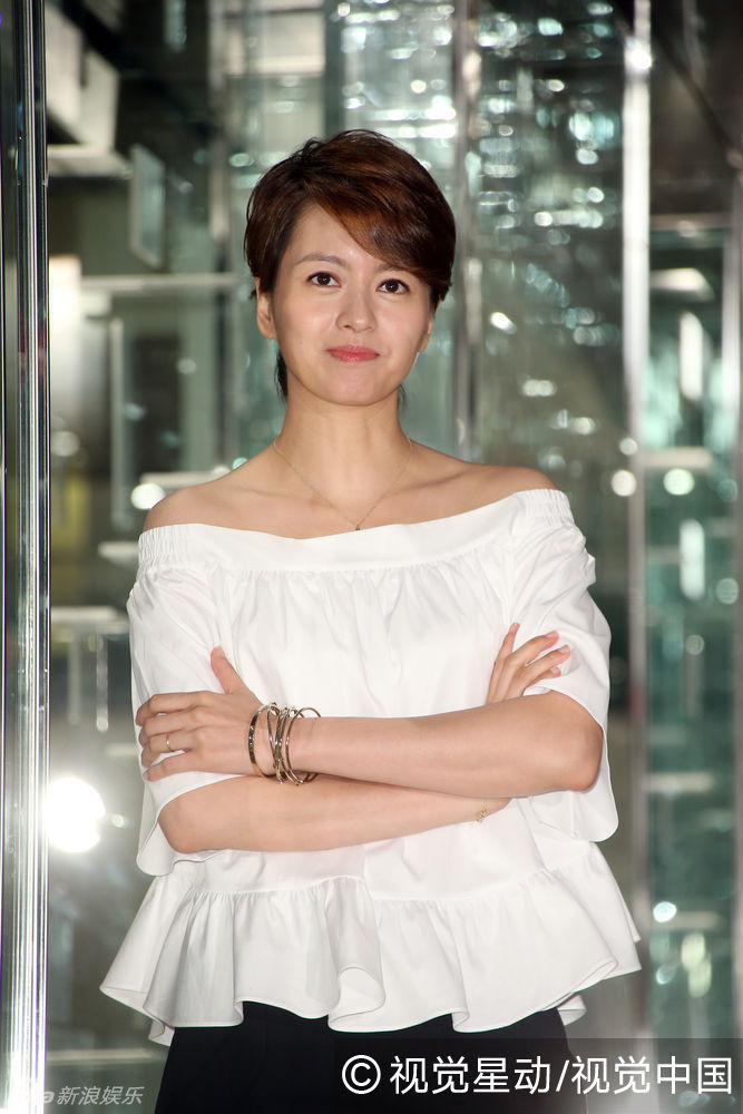 梁咏琪一字领优雅知性 美腿修长浅笑迷人