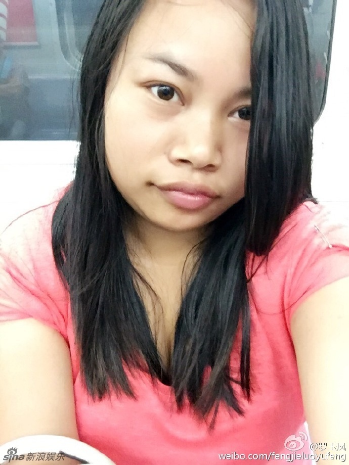 新浪娱乐讯 7月12日,凤姐罗玉凤在微博晒出几张自拍图,她身穿粉色上衣