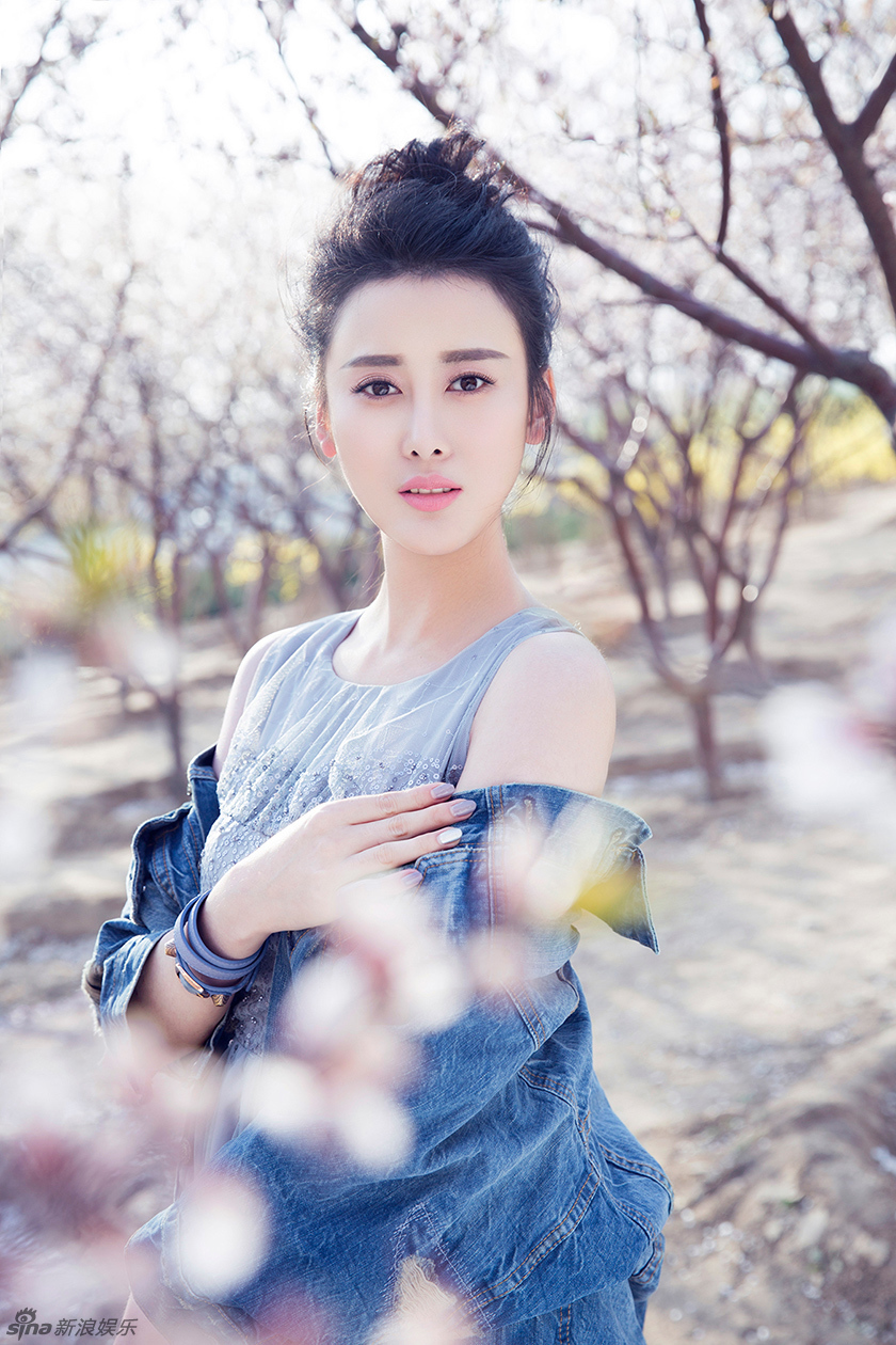 新浪娱乐讯 近日,90后新生代小花旦李嘉熙曝光了一组甜美清新大片,被