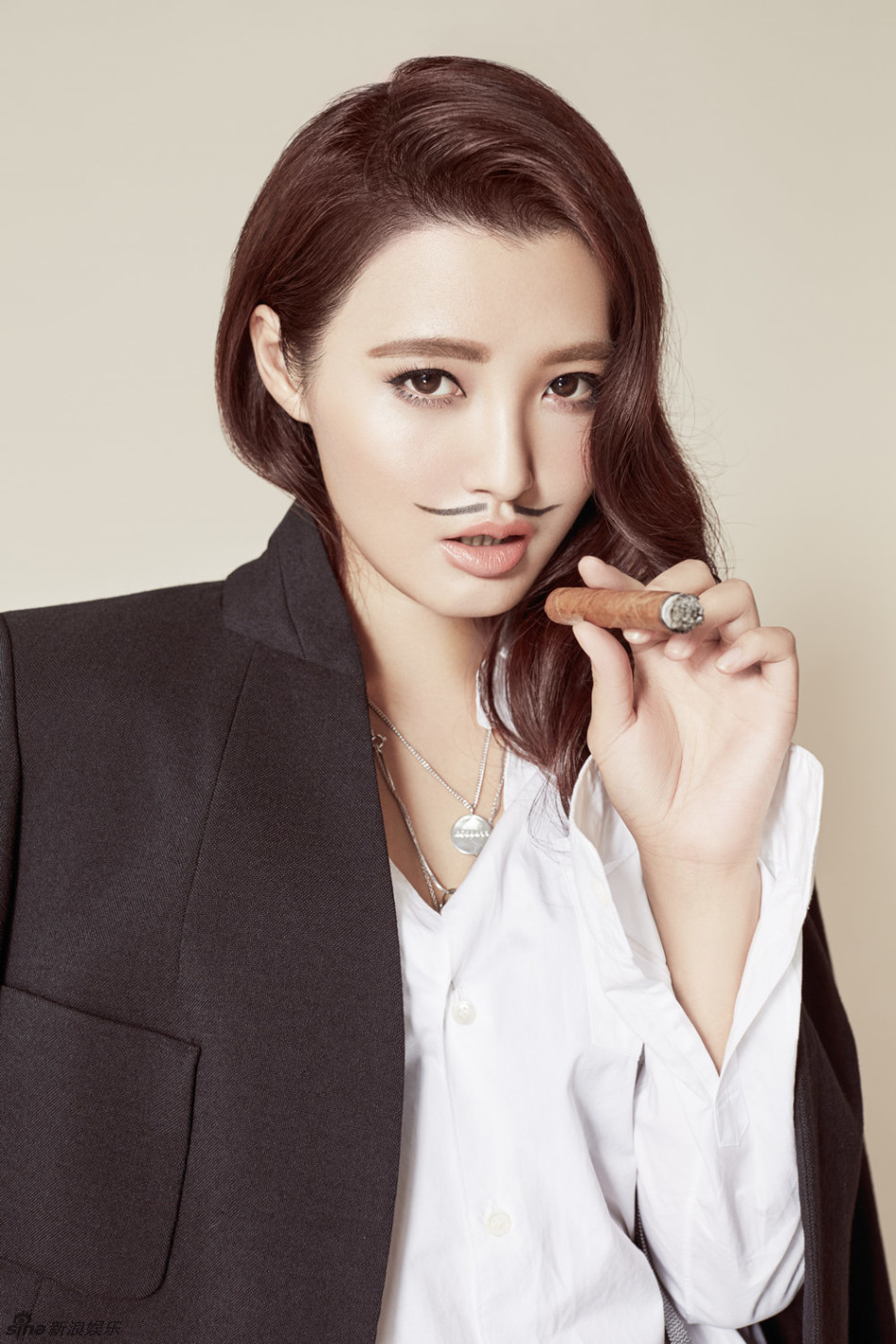 白庆琳曝新写真 展撩妹技能攻气再袭