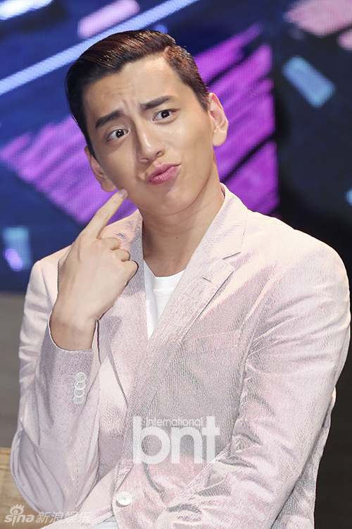 王大陆一身白色西装,面带暖男微笑帅气亮相.