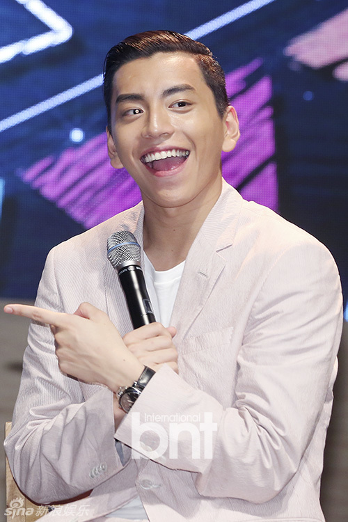 新浪娱乐讯 7月13日下午,王大陆在韩国梨花女子大学举行了粉丝见面会.