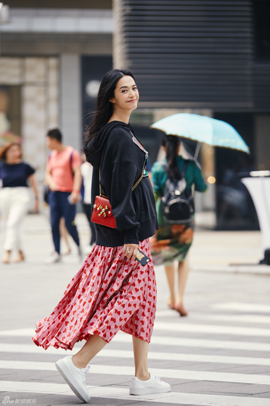 14 10:40:09 1 / 11 新浪娱乐讯 近日,姚晨曝光一组新的街拍,风格多样