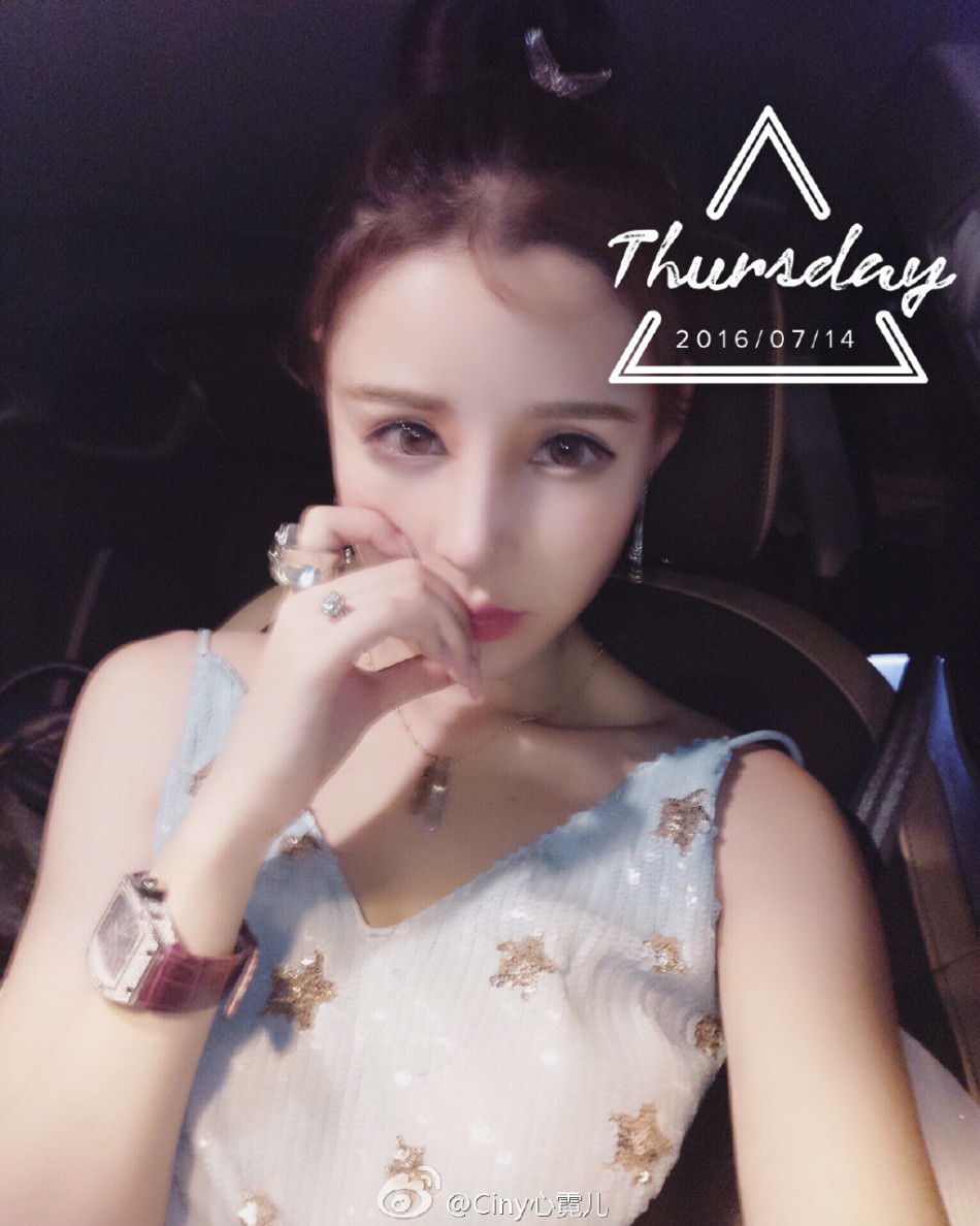 组图:人妻网红心霓儿壕炸天 珠光宝气满屋鞋包_高清图集_新浪网